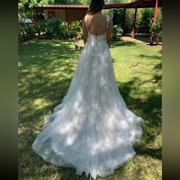 New wedding dress - Picture 4 of 7